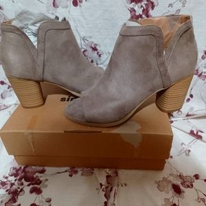 Torrid Shoe Boot Open Toe. Suede look.